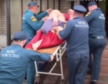 Пожарные в Нижегородской области помогли медикам транспортировать тяжеловесного больного (ВИДЕО)