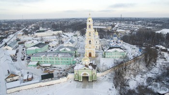 Здание конюшни горит в Оранском монастыре Нижегородской области