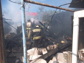 Массив сараев горит в Богородском районе Нижегородской области: столб дыма переполошил и нижегородцев