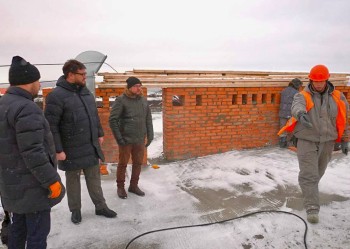 Восстановление кровли повреждённого при атаке БпЛА дома завершают в Чебоксарах