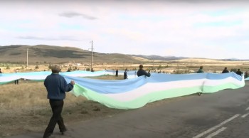 Огромный флаг растянули жители Башкирии в знак протеста против добычи золота у озера Талкас (ВИДЕО)