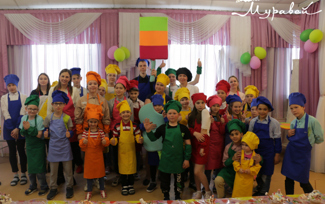 Сотрудники ТЦ "Муравей" и компании "Металлооптторг" устроили праздник в социально-реабилитационном центре "Солнышко" 