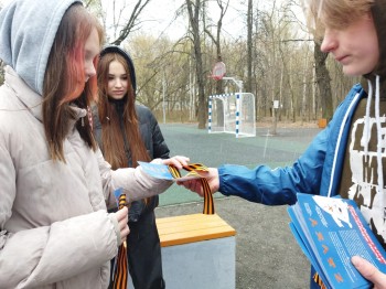 Волонтёры раздают нижегородцам символ праздника Победы – Георгиевские ленты