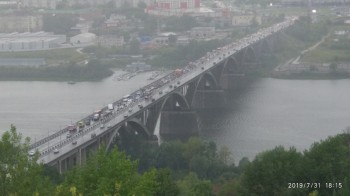 Торопливый водитель маршрутки: в ДТП на Молитовском мосту в Нижнем Новгороде повреждены пять автомобилей, восемь человек ранены (ВИДЕО)