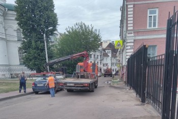Автомобили массово эвакуировали в центре Нижнего Новгорода на территории не входящей в зону транспортных ограничений к ЧМ