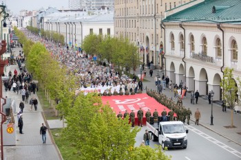 Почти 150 тыс. человек прошли в "Бессмертном полку" в Казани Почти 150 тыс. человек прошли в "Бессмертном полку" в Казани