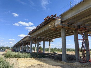 Готовность нового путепровода над железнодорожными путями в селе Выездное Арзамасского городского округа достигла 70%