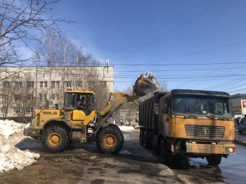 Комплексную уборку территории организовали в микрорайоне Щербинки-1