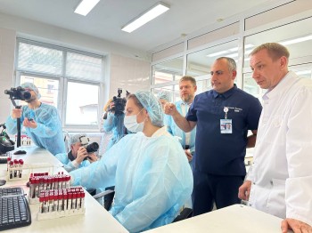 Более 50 тысяч исследований крови в сутки будут проводить в Нижегородском СПИД-центре с помощью робота-конвейера Более 50 тысяч исследований крови в сутки будут проводить в Нижегородском СПИД-центре с помощью робота-конвейера