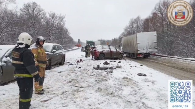 Женщина погибла и шесть человек ранены в массовом ДТП в Прикамье