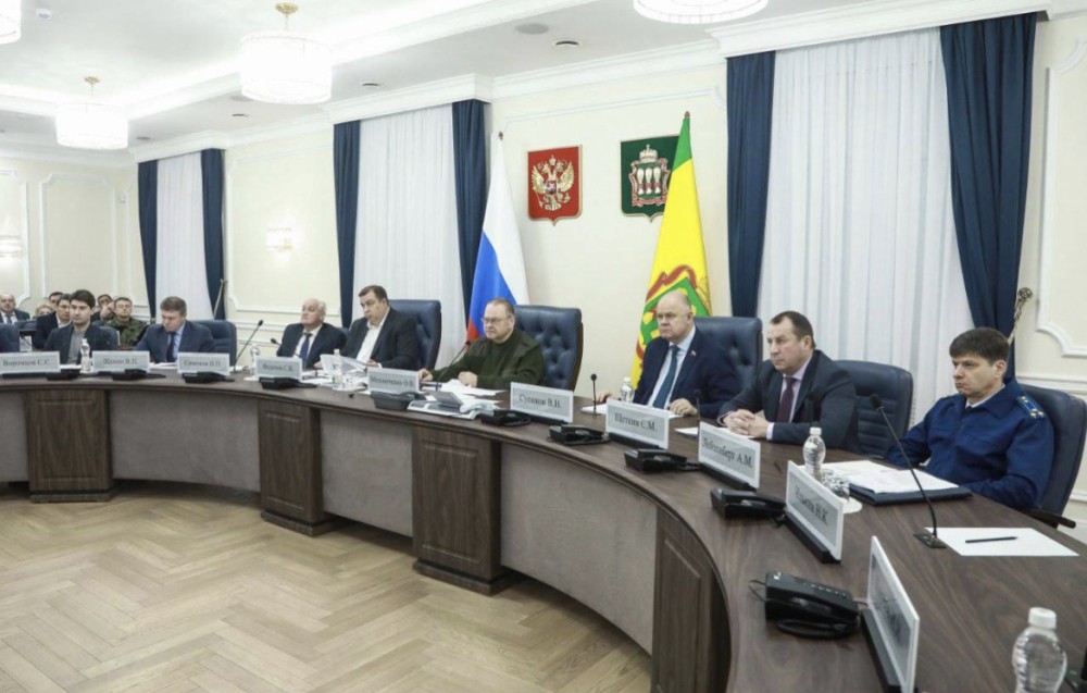 Более 100 человек ликвидируют пожар на нефтебазе в Пензе после атаки БпЛА