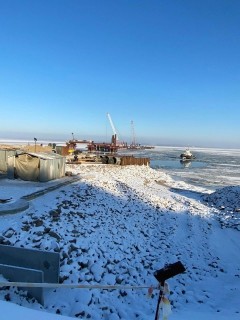 Два человека погибли при падении крана в Волгу в Самарской области
