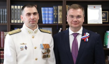 Эдуард Соснин и капитан крейсера "Пермь" Сергей Мазуренко подписали соглашение Эдуард Соснин и капитан крейсера "Пермь" Сергей Мазуренко подписали соглашение