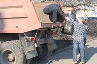 Не вижу ничего зазорного в том, чтобы собрать 5-10 пакетов мусора и
внести свой вклад в общее дело по наведению порядка в городе, - Олег Кондрашов