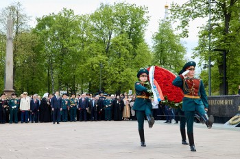 Глеб Никитин в День Победы возложил цветы к Вечному огню в Нижегородском кремле Глеб Никитин в День Победы возложил цветы к Вечному огню в Нижегородском кремле