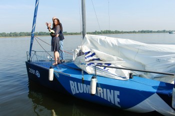 Влюбленная пара приплыла на избирательный участок в Нижнем Новгороде на яхте 