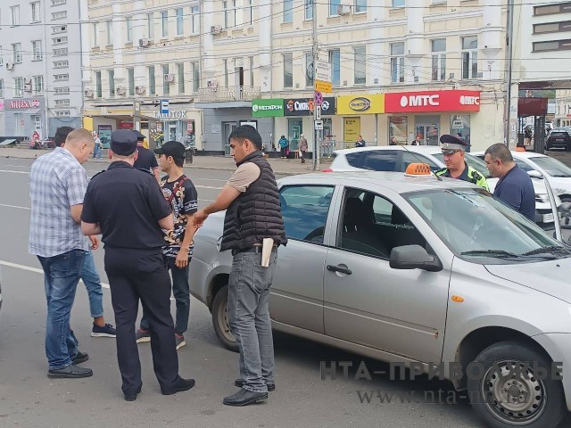 Восьми мигрантам вручили повестки в Саратовской области