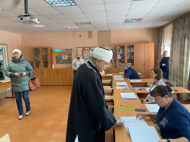 Председатель ДУМНО Гаяз-хазрат Закиров принял участие в проголосовал на выборах президента 