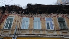 Крыша жилого дома в Саратове обрушилась под тяжестью снега