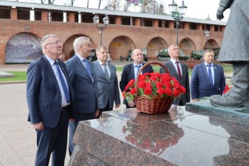  Возложение цветов к памятнику "Труженикам Тыла" состоялось в Нижегородском Кремле