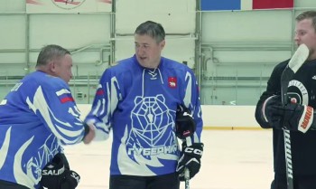 Пермский губернатор Дмитрий Махонин сыграл в хоккей с Матвеем Мичковым