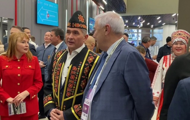 Глава Чувашии Олег Николаев посетил выставку "Россия" в национальном костюме