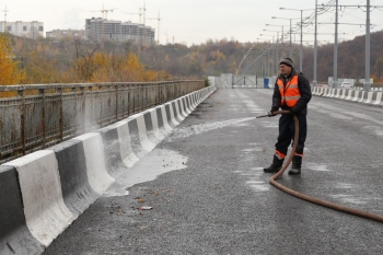 Основные работы по укладке асфальта на Молитовском мосту завершены