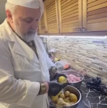 Нижегородский депутат Василий Суханов приготовил суп для бойцов на СВО