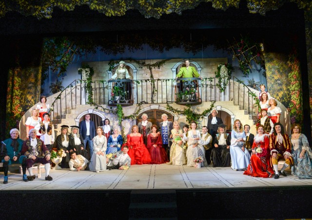 Миллион рублей на помощь военнослужащим и их семьям собрали на благотворительном спектакле "Женитьба Фигаро" в Арзамасе