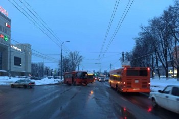 Две маршрутки столкнулись в центре Автозаводского района Нижнего Новгорода