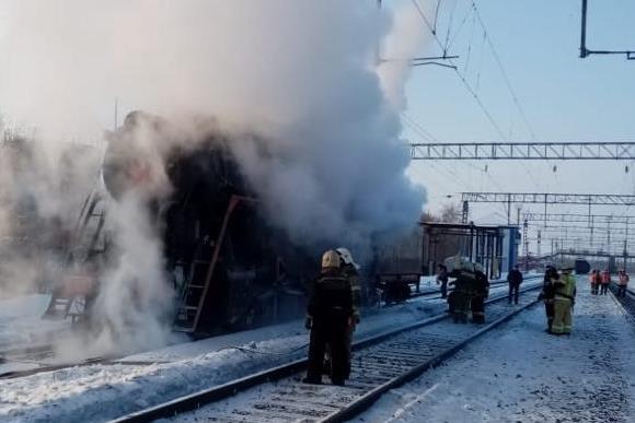 Ретро локомотив загорелся в Самарской области