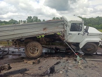 Четыре человека погибли при столкновении грузовика с минивэном в Удмуртии