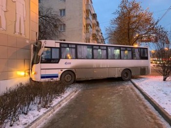 Вахтовый автобус врезался в жилой дом в Уфе