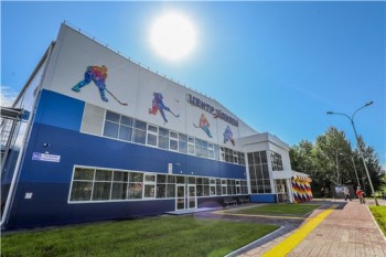 Олег Николаев посетил региональный центр Чувашии по хоккею