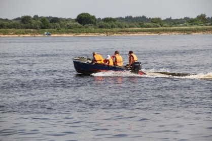 Пять пассажиров оказались в воде при столкновении моторки с баржей в Нижегородской области Пять пассажиров оказались в воде при столкновении моторки с баржей в Нижегородской области