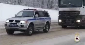 Нижегородская ГАИ помогла большегрузам преодолеть заснеженные подъемы на дороге