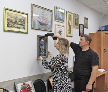 Новая выставка открылась в помещении Совета ветеранов АО "АПЗ"
