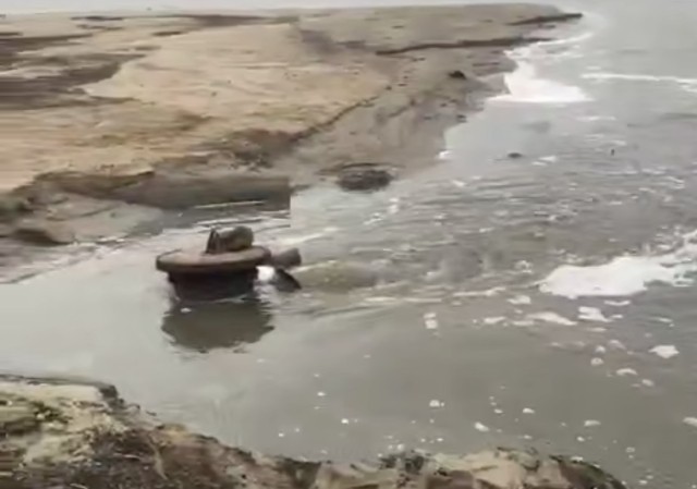 Черный гейзер с нечистотами обнаружили на Волге рядом с Нижним Новгородом Черный гейзер с нечистотами обнаружили на Волге рядом с Нижним Новгородом