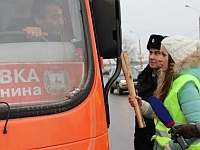 Водители 70 &quot;маршруток&quot; в рамках акции &quot;Не дрова везешь!&quot; в Нижнем Новгороде получили поленья в качестве напоминания об аккуратной перевозке пассажиров