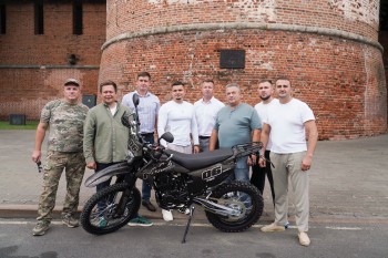 Мотоцикл в зону СВО передали члены Общественной палаты Нижнего Новгорода
