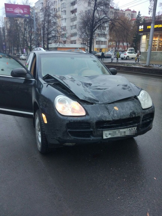 Неустановленный пешеход погиб под колесами Porsche в Уфе Неустановленный пешеход погиб под колесами Porsche в Уфе