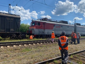 Электровоз вспыхнул на железнодорожной станции в Пермском крае