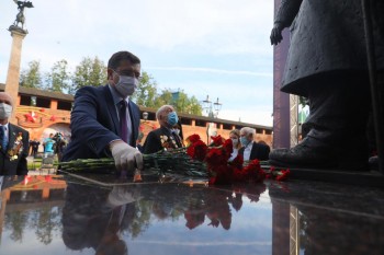 Памятник &quot;Горьковчанам - доблестным труженикам тыла&quot; появился в Нижнем Новгороде