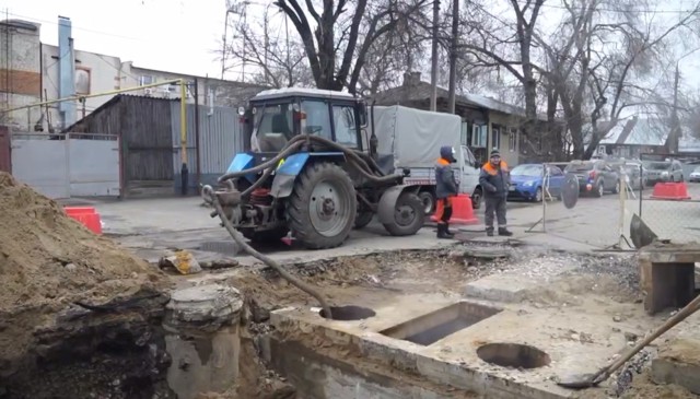 Аварию на теплосети в Саратове намерены устранить к ночи 15 января Аварию на теплосети в Саратове намерены устранить к ночи 15 января