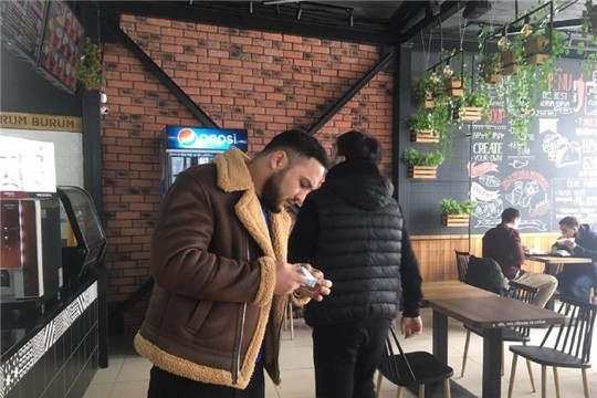 Владельцу овощной лавки в Чебоксарах вручили акт о нарушении масочного режима Владельцу овощной лавки в Чебоксарах вручили акт о нарушении масочного режима