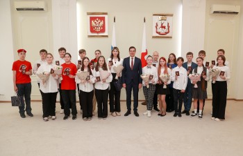 Юрий Шалабаев вручил паспорта 20 нижегородским школьникам