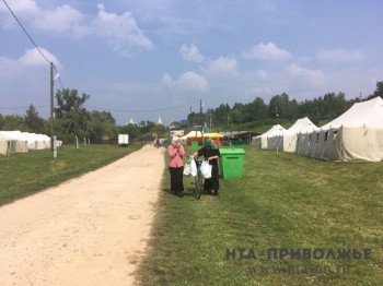 Около 4 тысяч паломников готовы принять в палаточном городке Дивеева Нижегородской области: их ждут молитвы, исповедь и каша "Дружба"