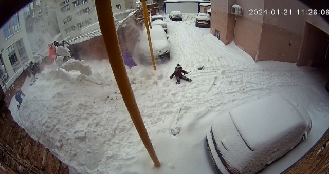 Пласт снега с крыши сошёл на детей в Самаре