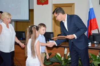 Юрий Шалабаев поздравил победителей детского творческого конкурса "Овеянные славою флаг наш и герб"