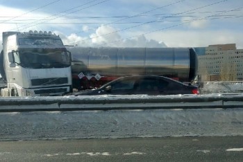 Фура перегородила движение по Мызинскому мосту в Нижнем Новгороде